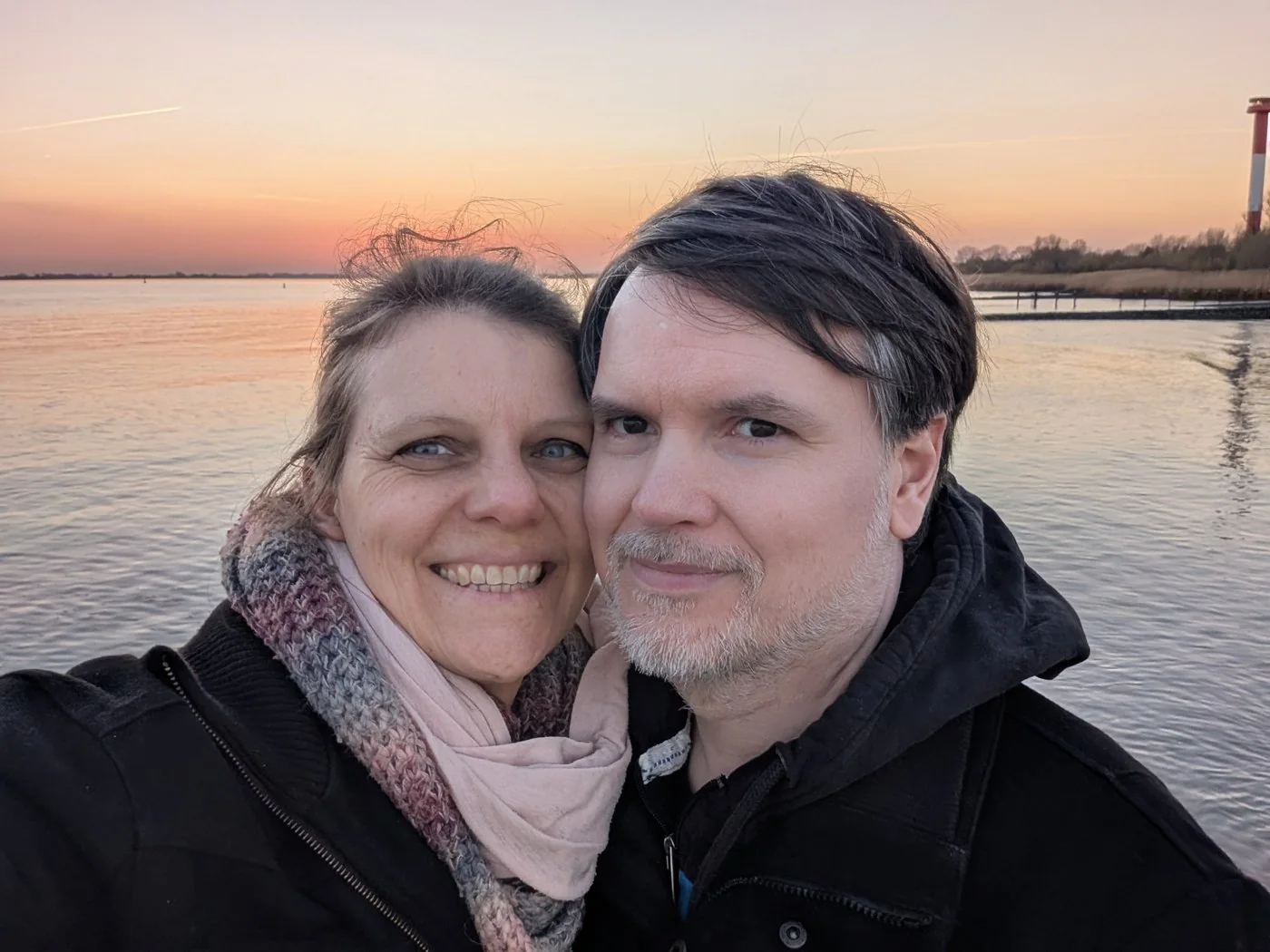 André und Alex an der Elbe bei Sonnenuntergang